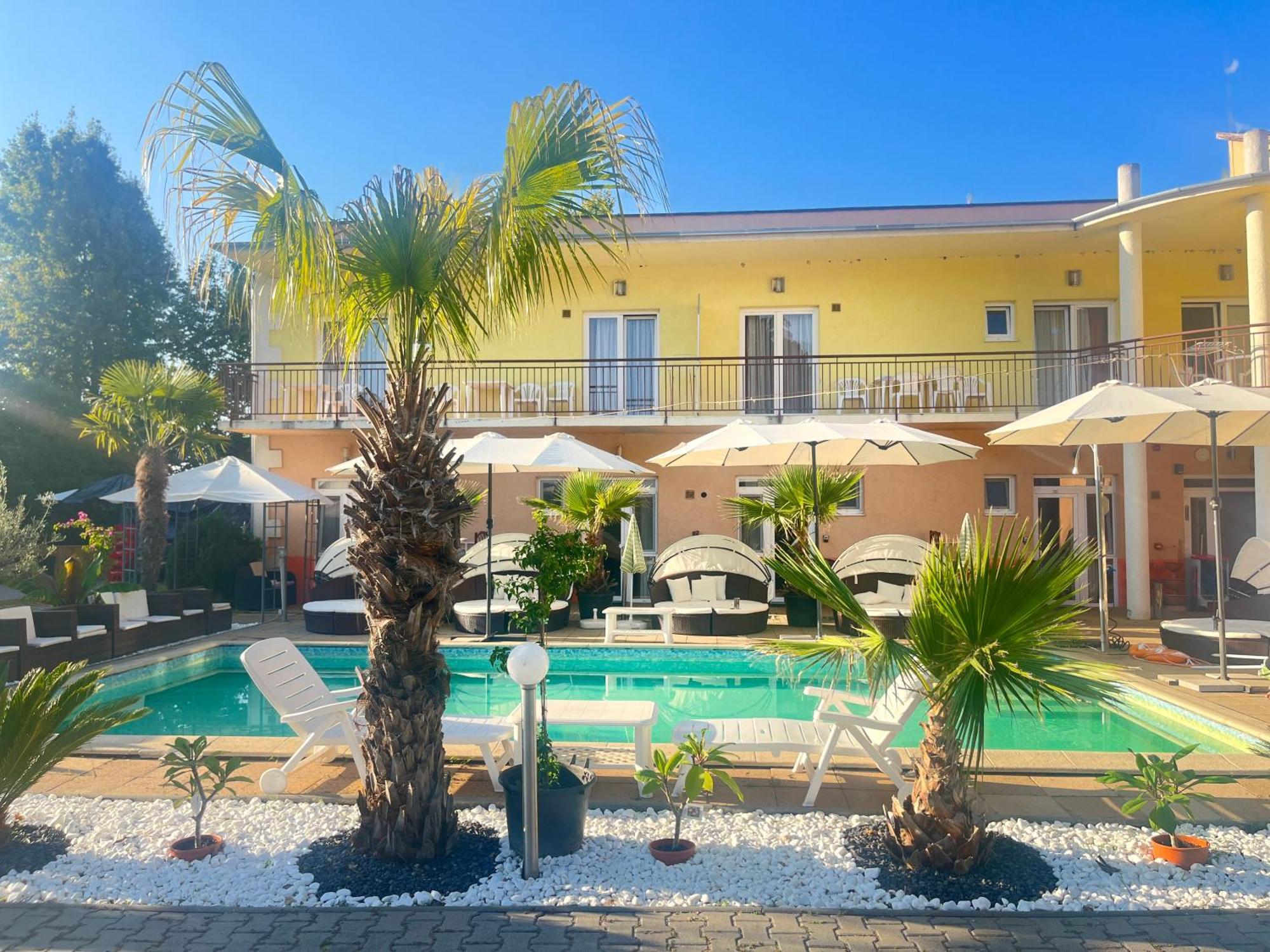Beach Hotel Siofok Exterior photo