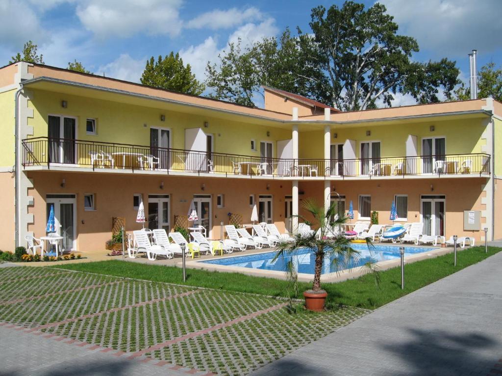 Beach Hotel Siofok Exterior photo